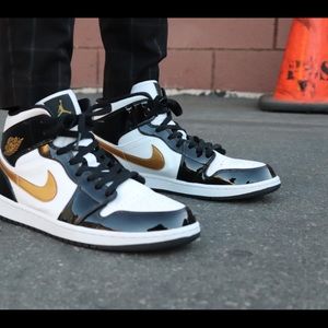 Jordan 1 mid patent leather black and white